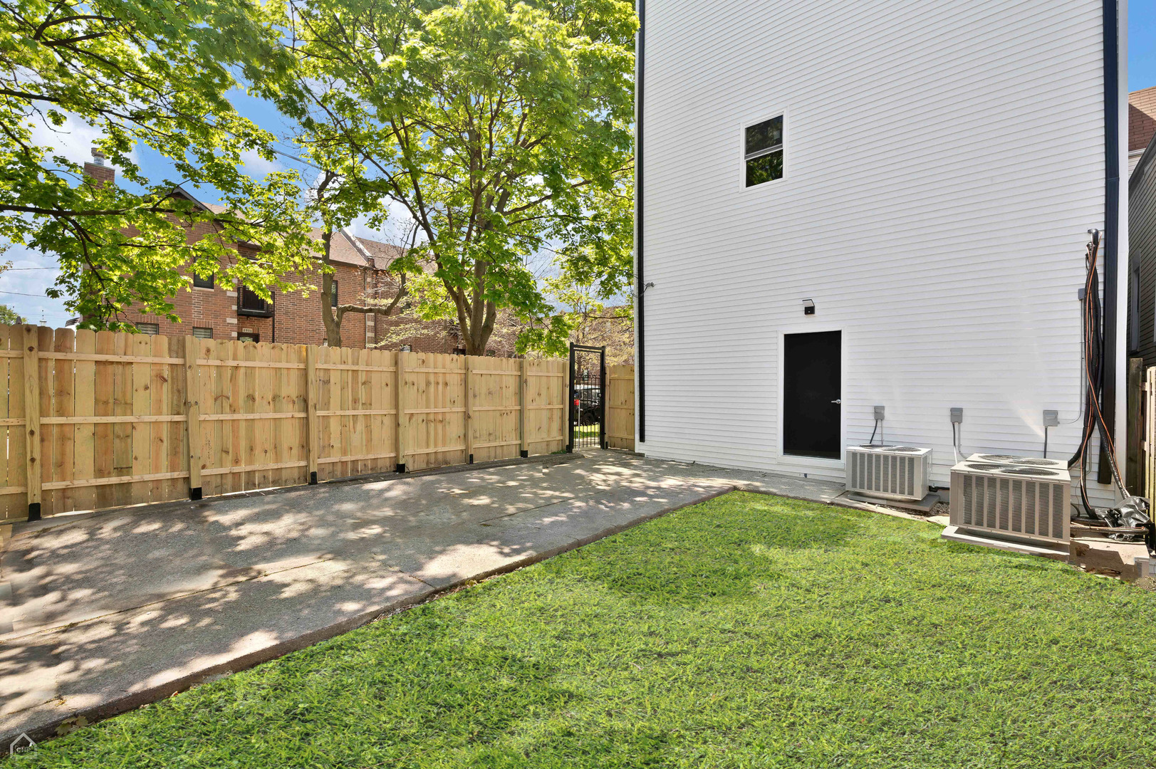 2901 N SACRAMENTO Avenue