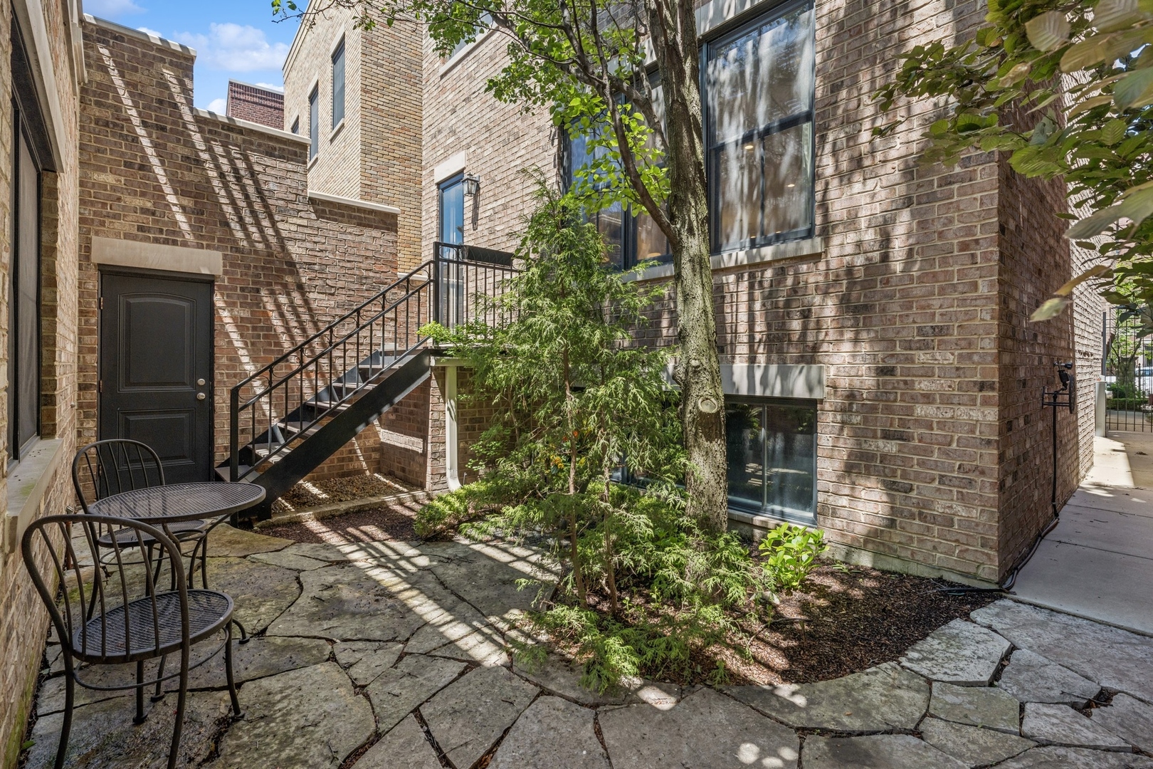 629 W Schubert Avenue