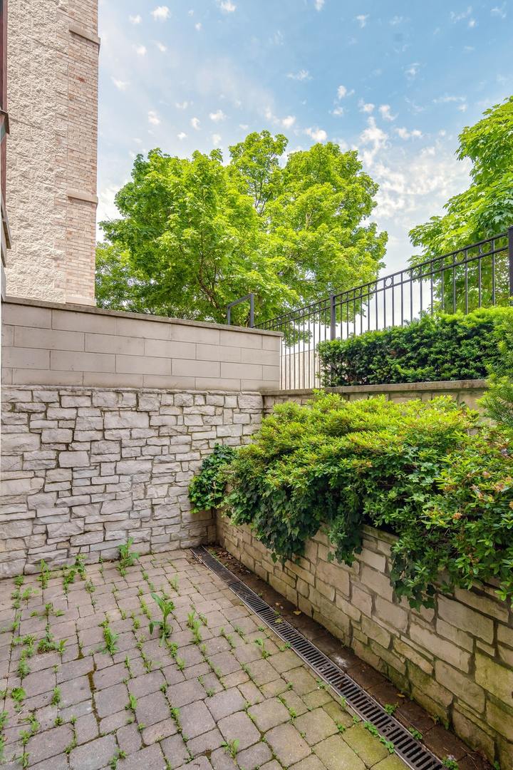 2736 N WOLCOTT Avenue Unit: 101