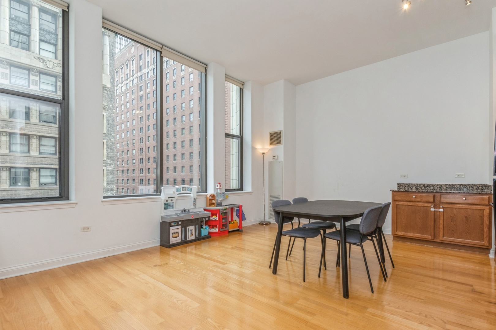 8 W Monroe Street Unit: 1005