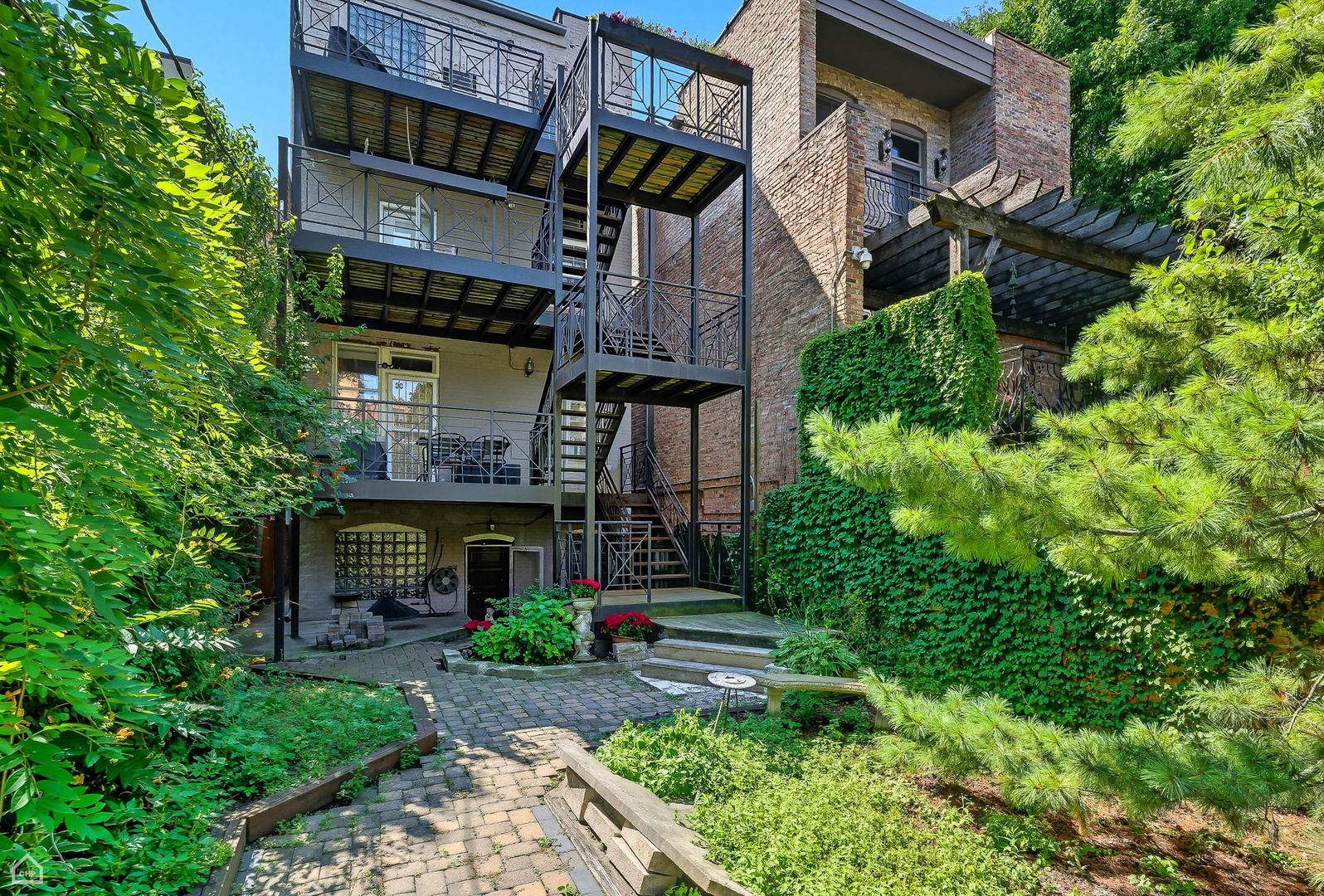 548 W Fullerton Parkway