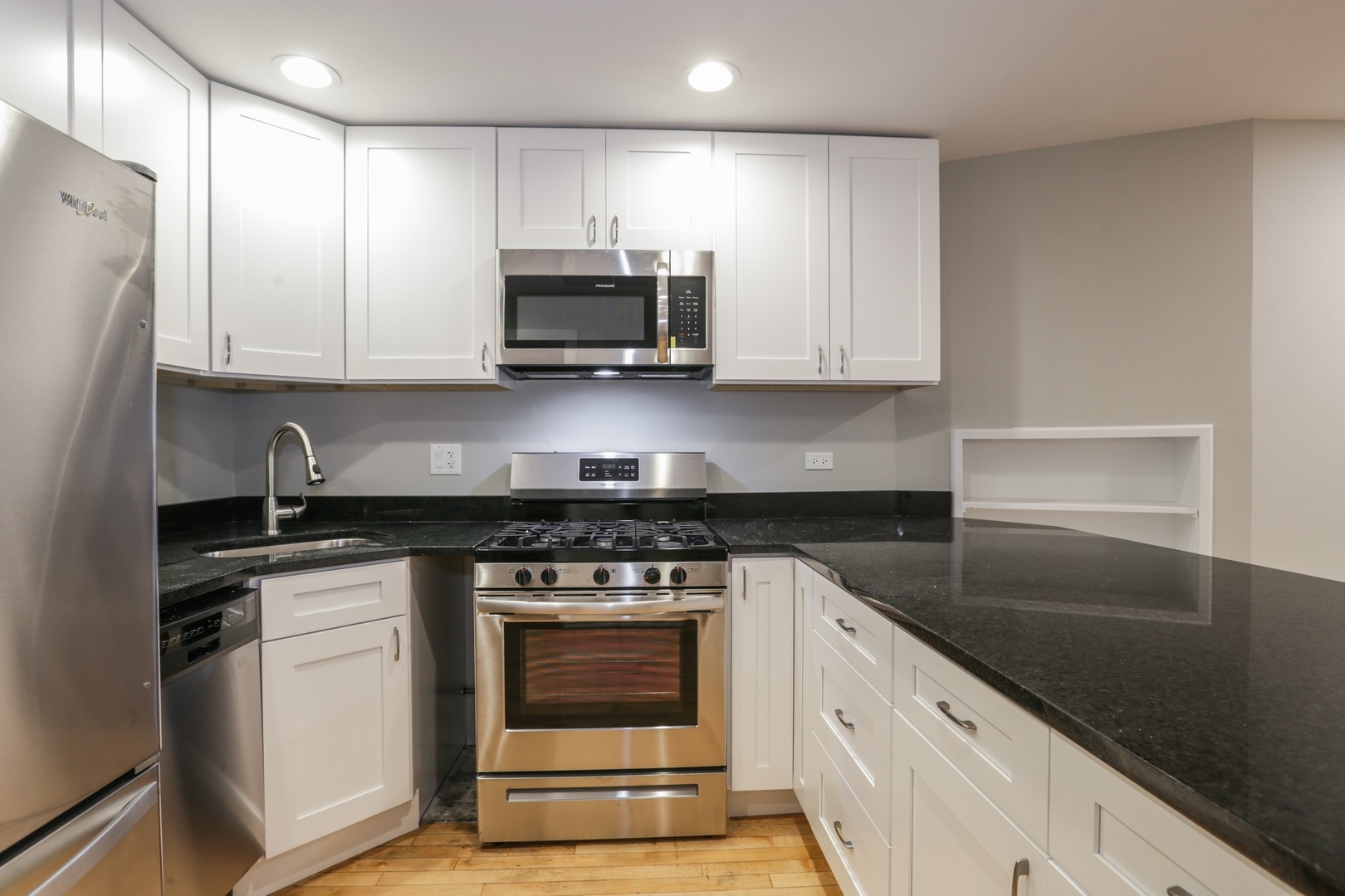 548 W Fullerton Parkway