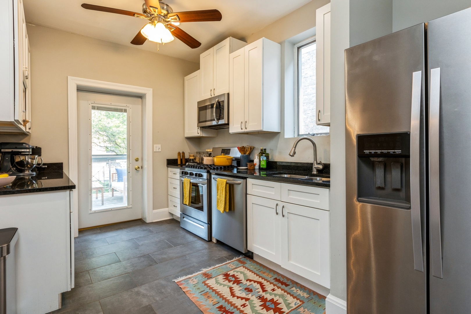 548 W Fullerton Parkway