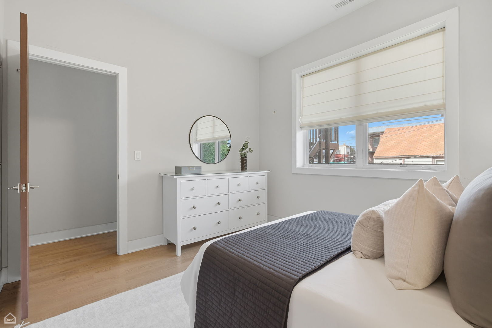 2136 W Lyndale Street Unit: 2