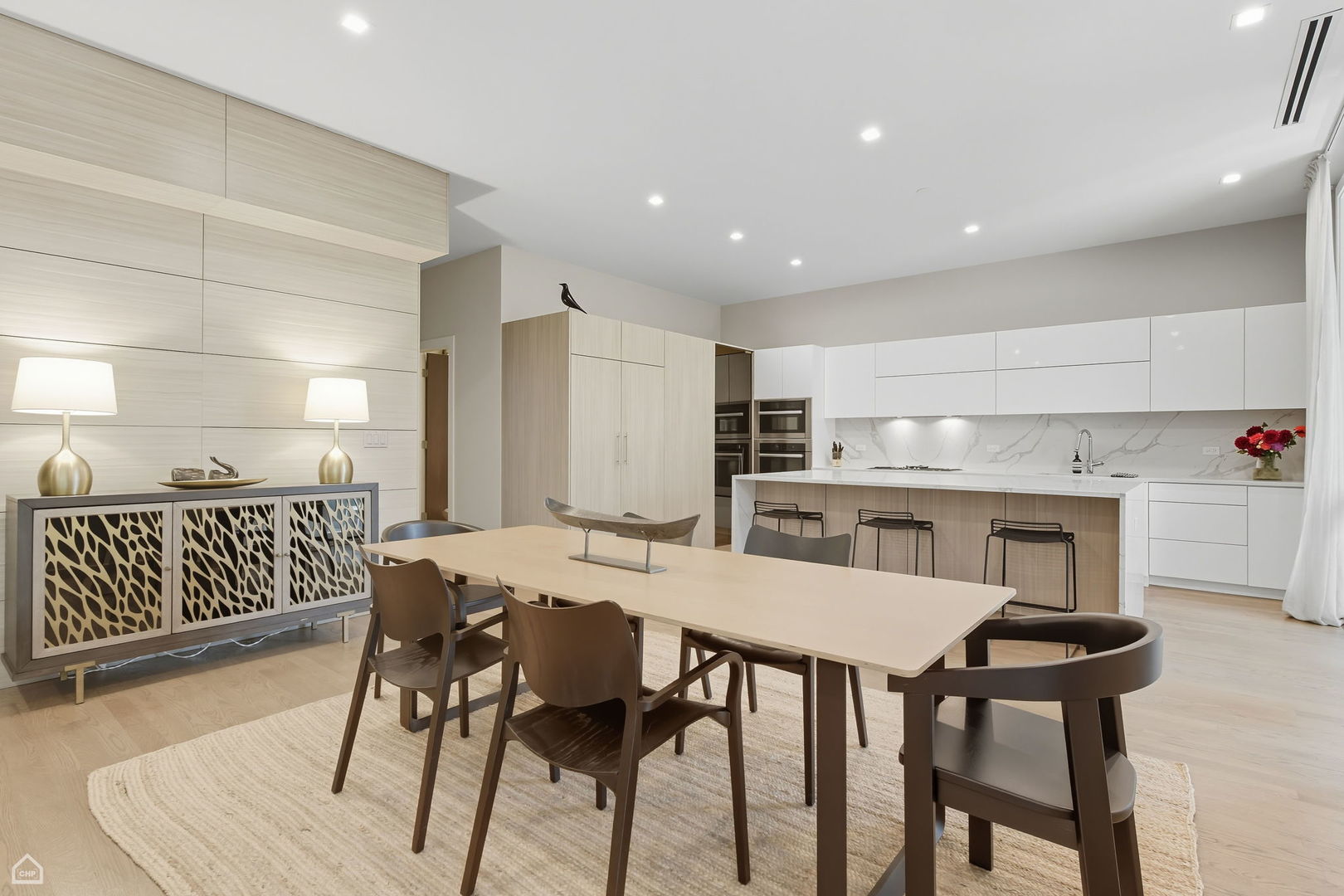 2136 W Lyndale Street Unit: 2