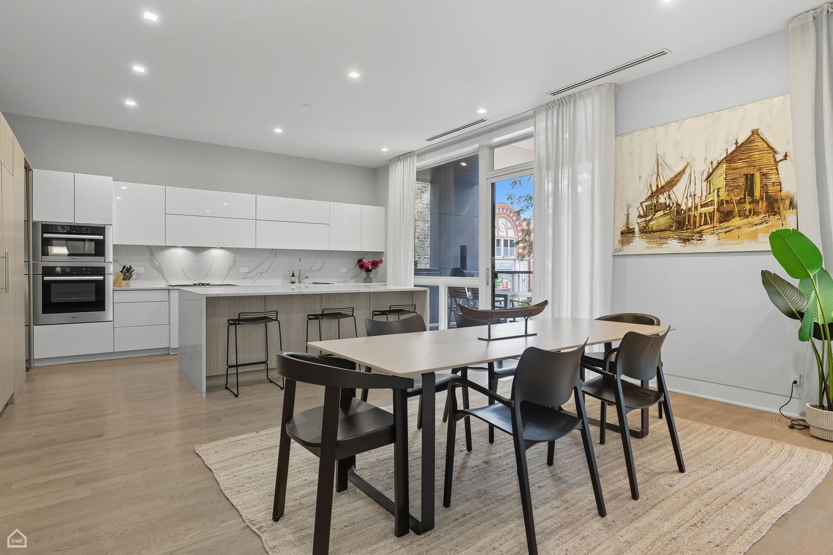 2136 W Lyndale Street Unit: 2