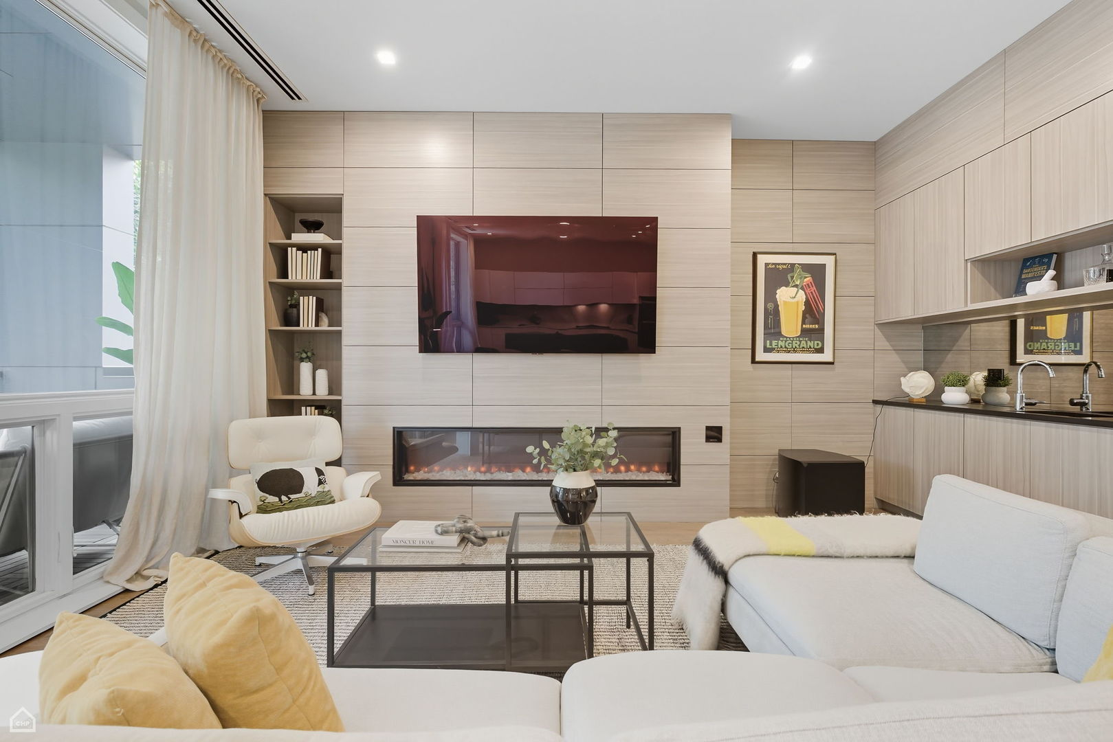2136 W Lyndale Street Unit: 2