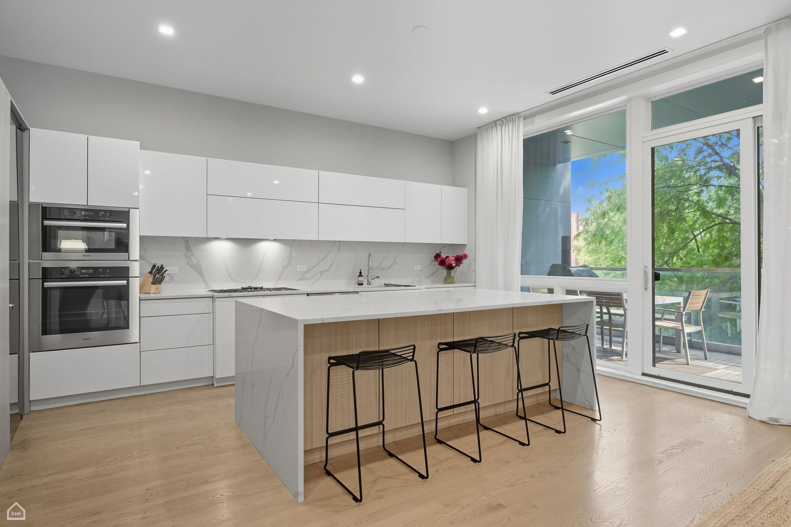 2136 W Lyndale Street Unit: 2