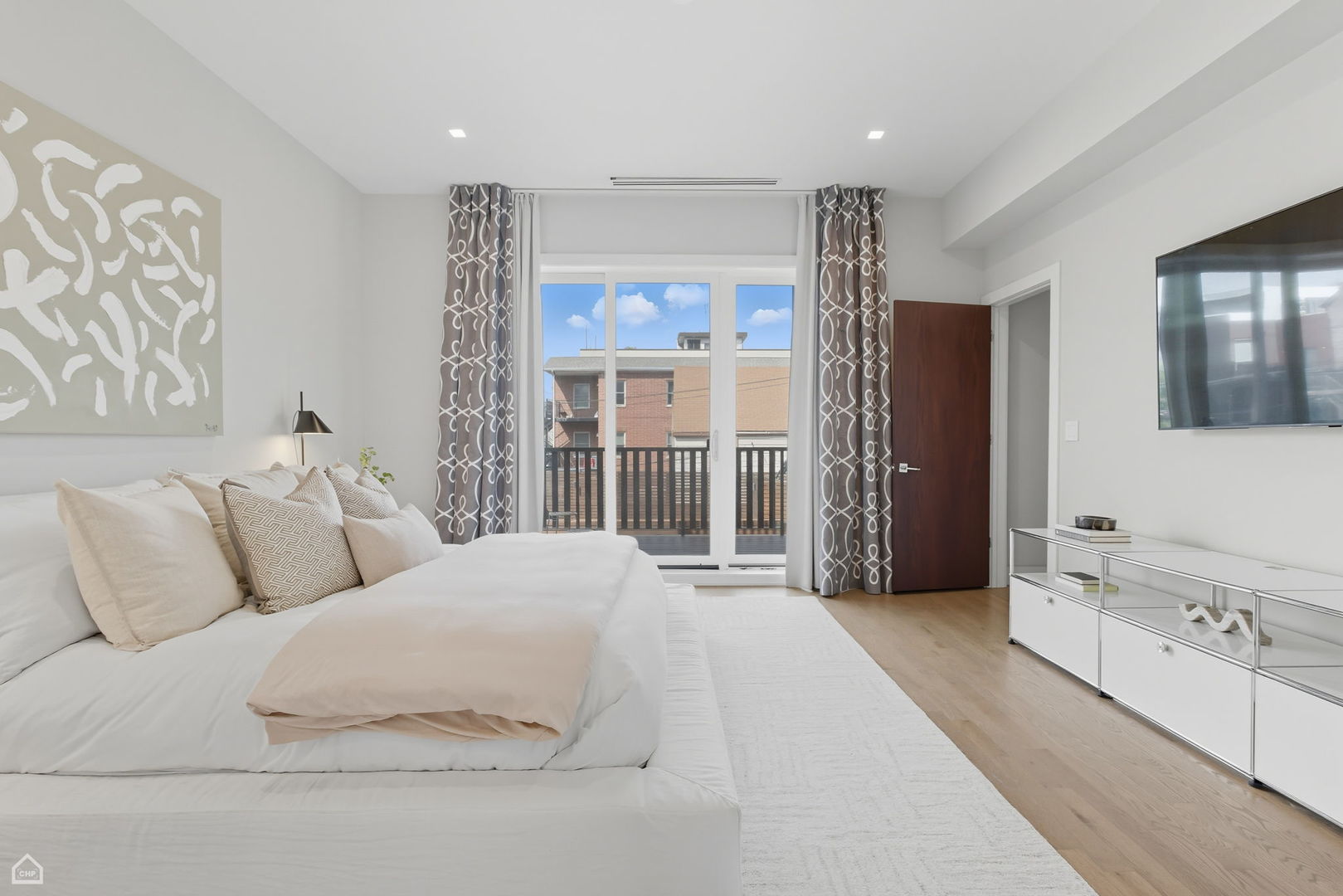 2136 W Lyndale Street Unit: 2