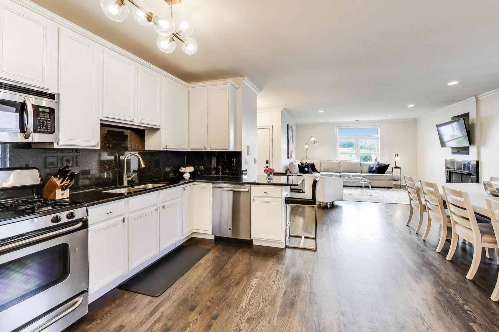 2130 W Division Street Unit: 4W