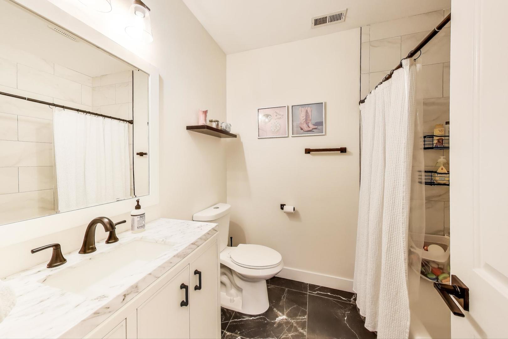 2130 W Division Street Unit: 4W