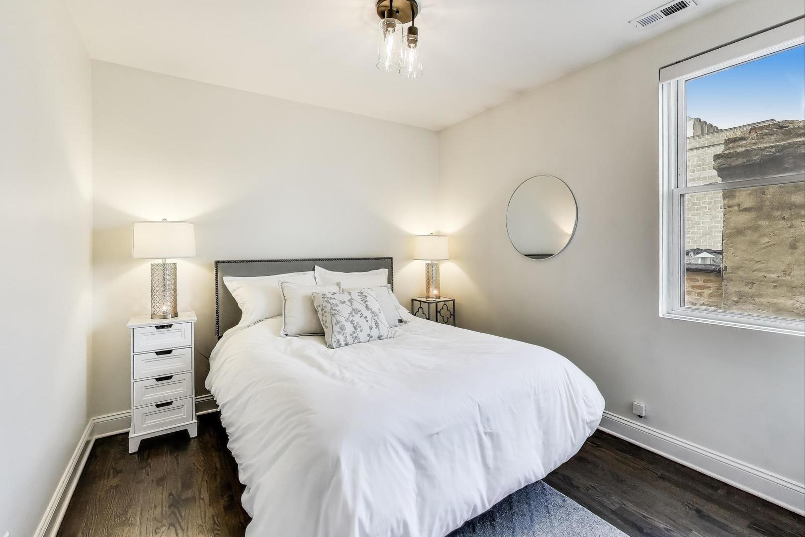 2130 W Division Street Unit: 4W