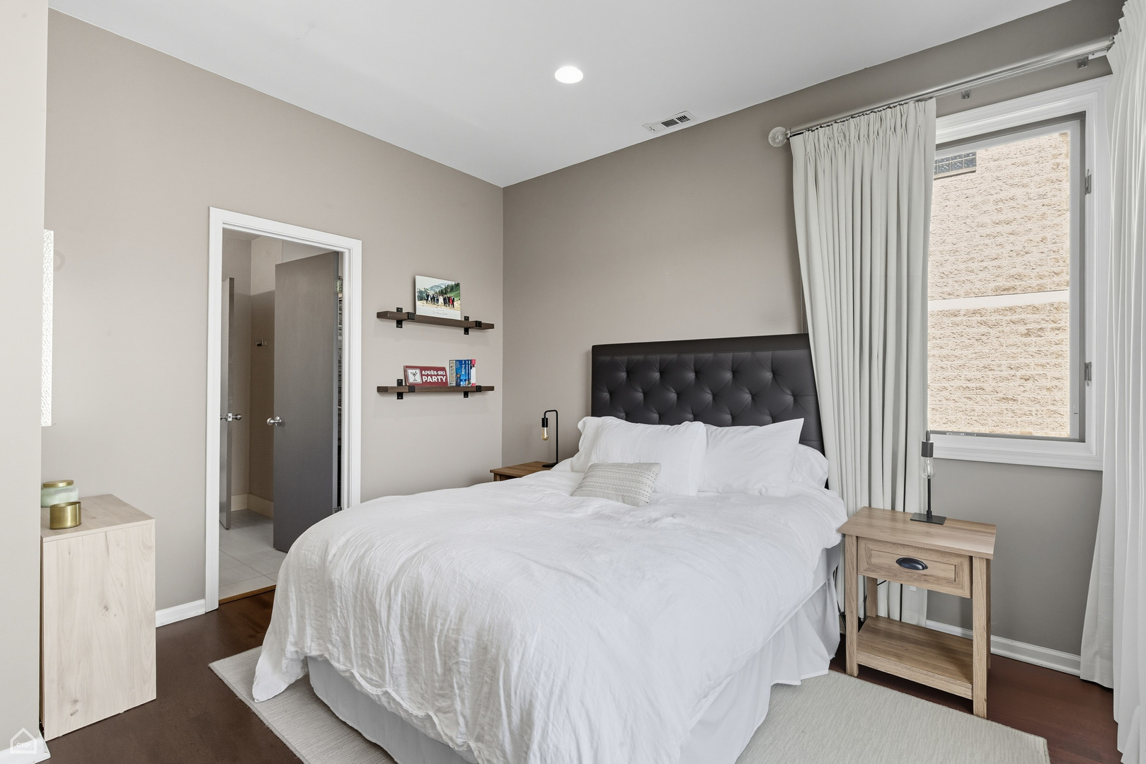 1633 N OAKLEY Avenue Unit: 3