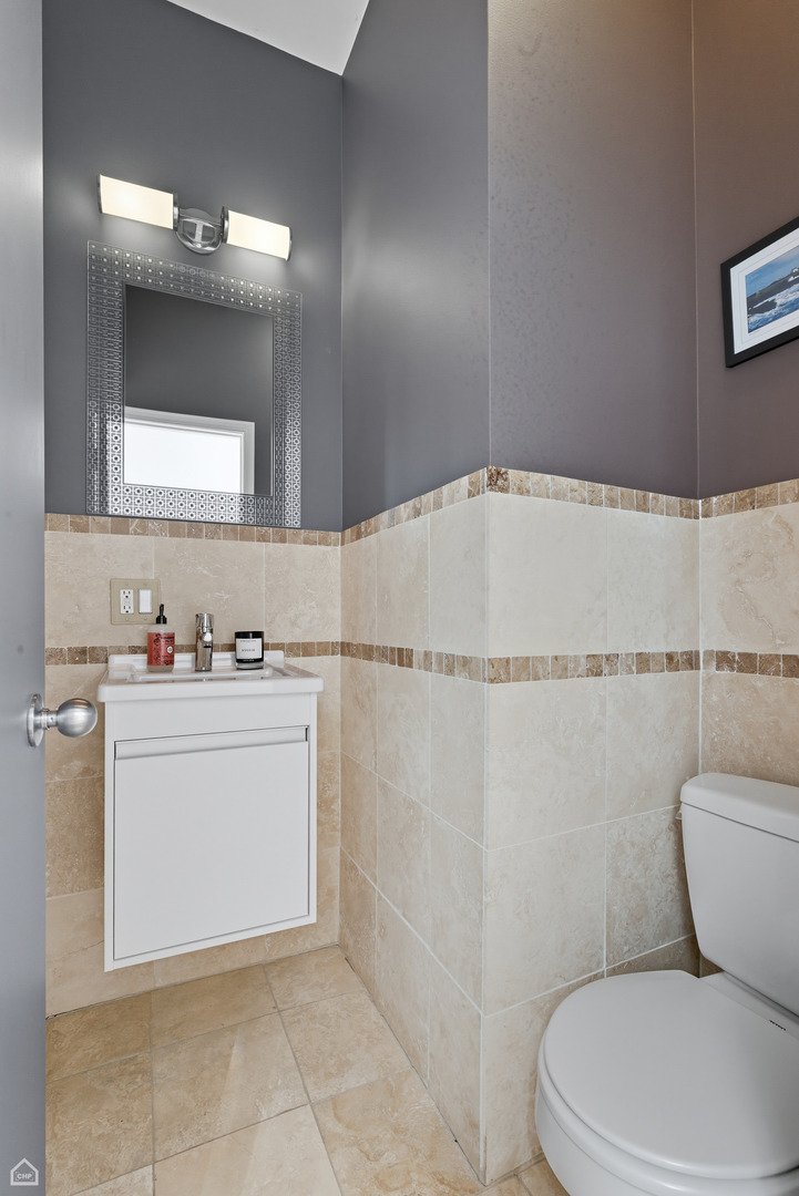 1633 N OAKLEY Avenue Unit: 3