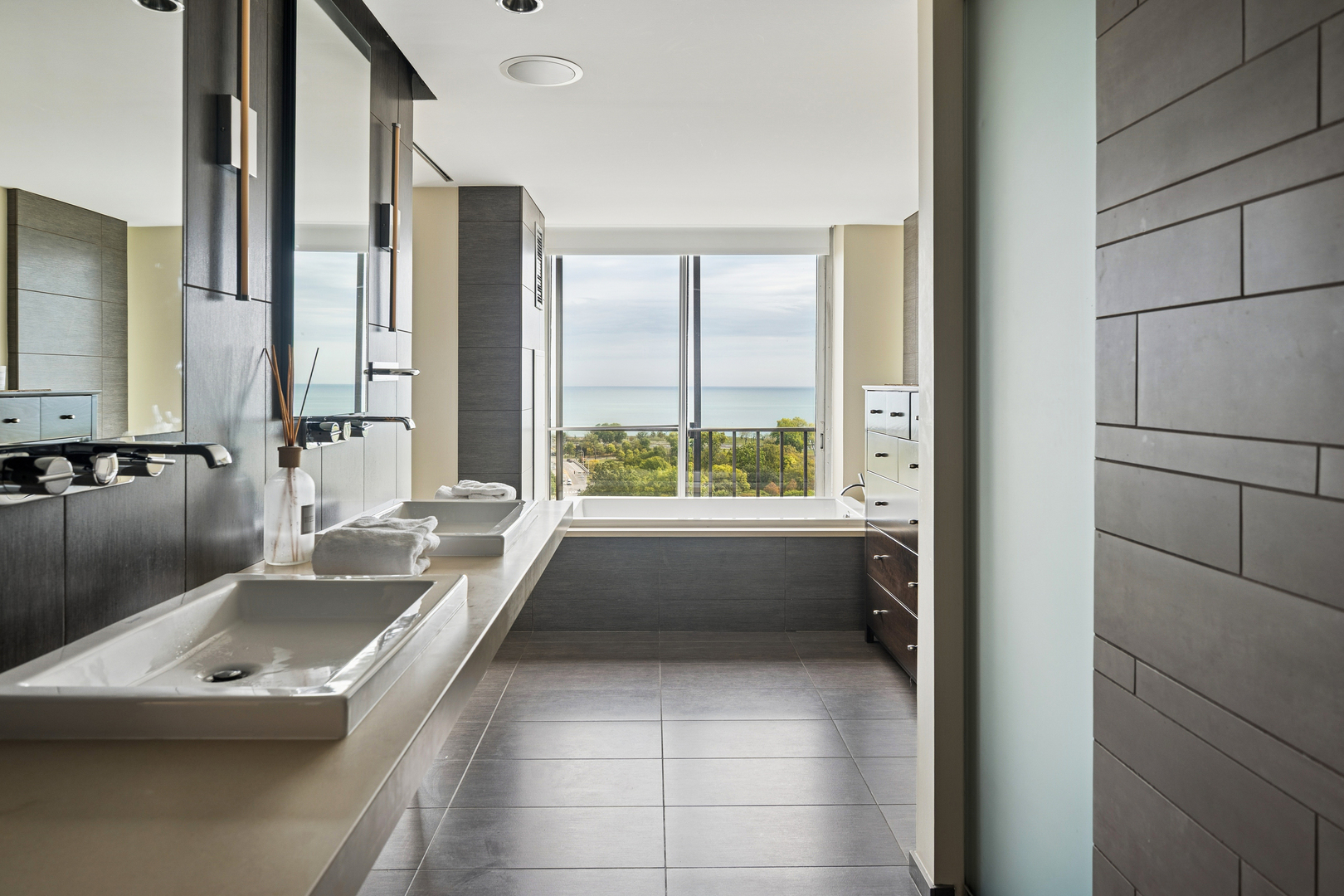 345 W Fullerton Parkway Unit: 1801
