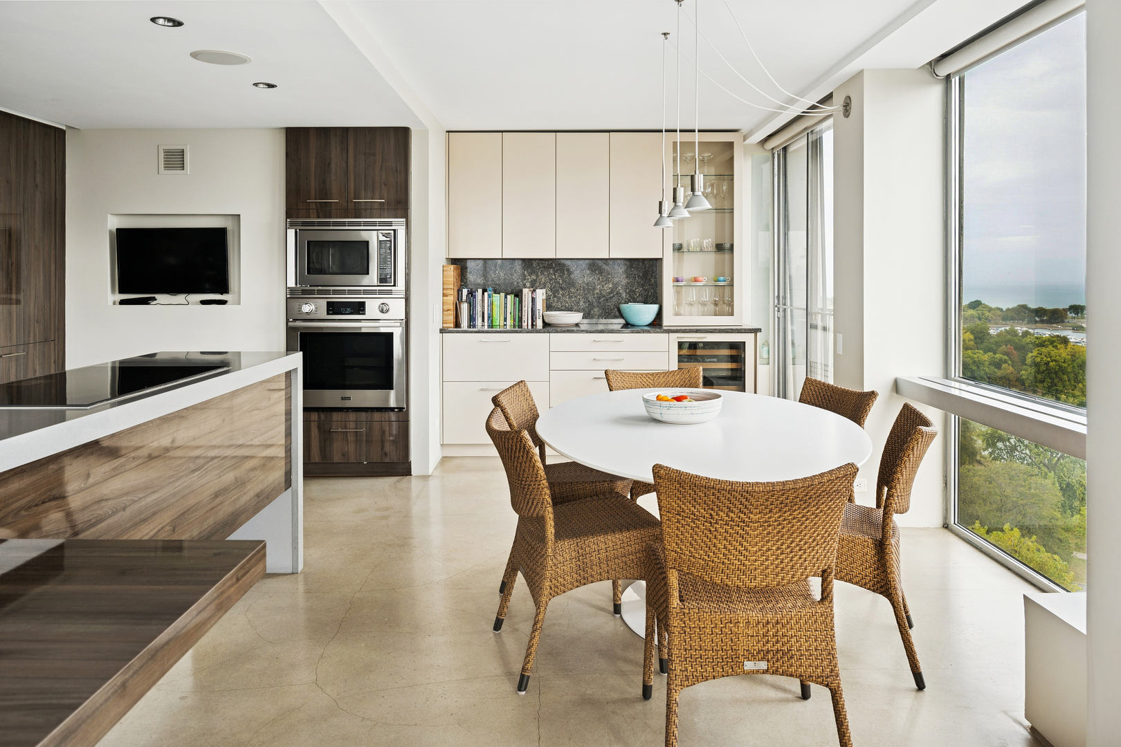 345 W Fullerton Parkway Unit: 1801