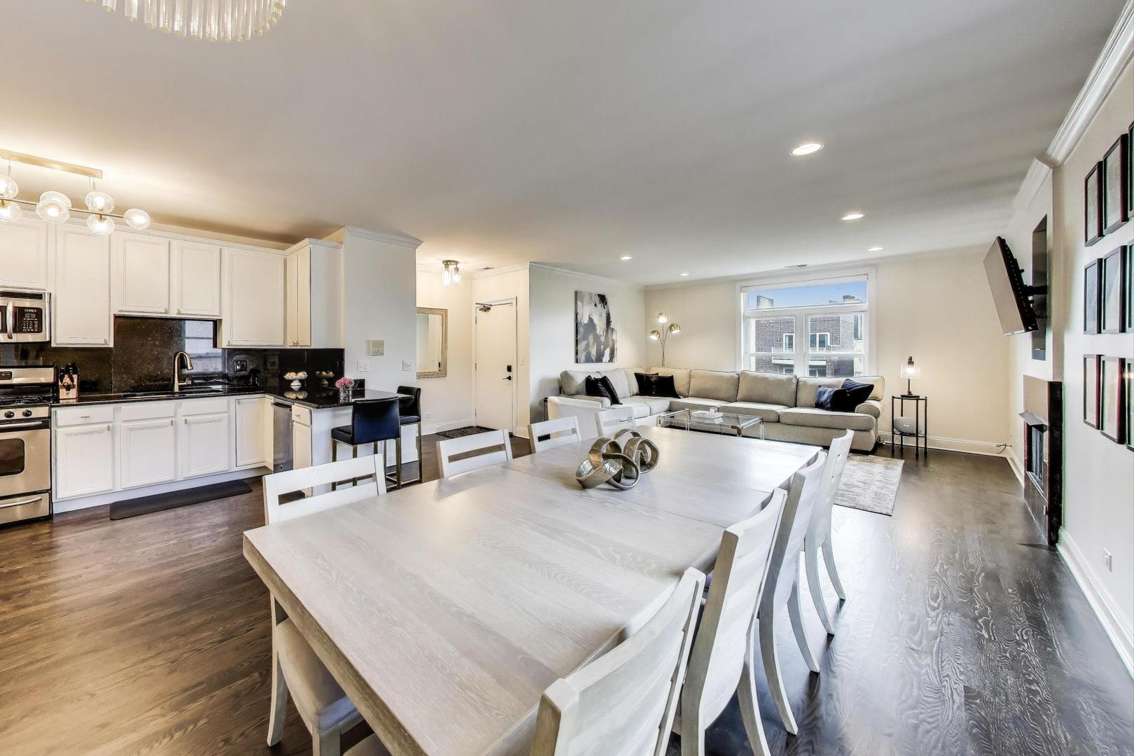 2130 W Division Street Unit: 4W