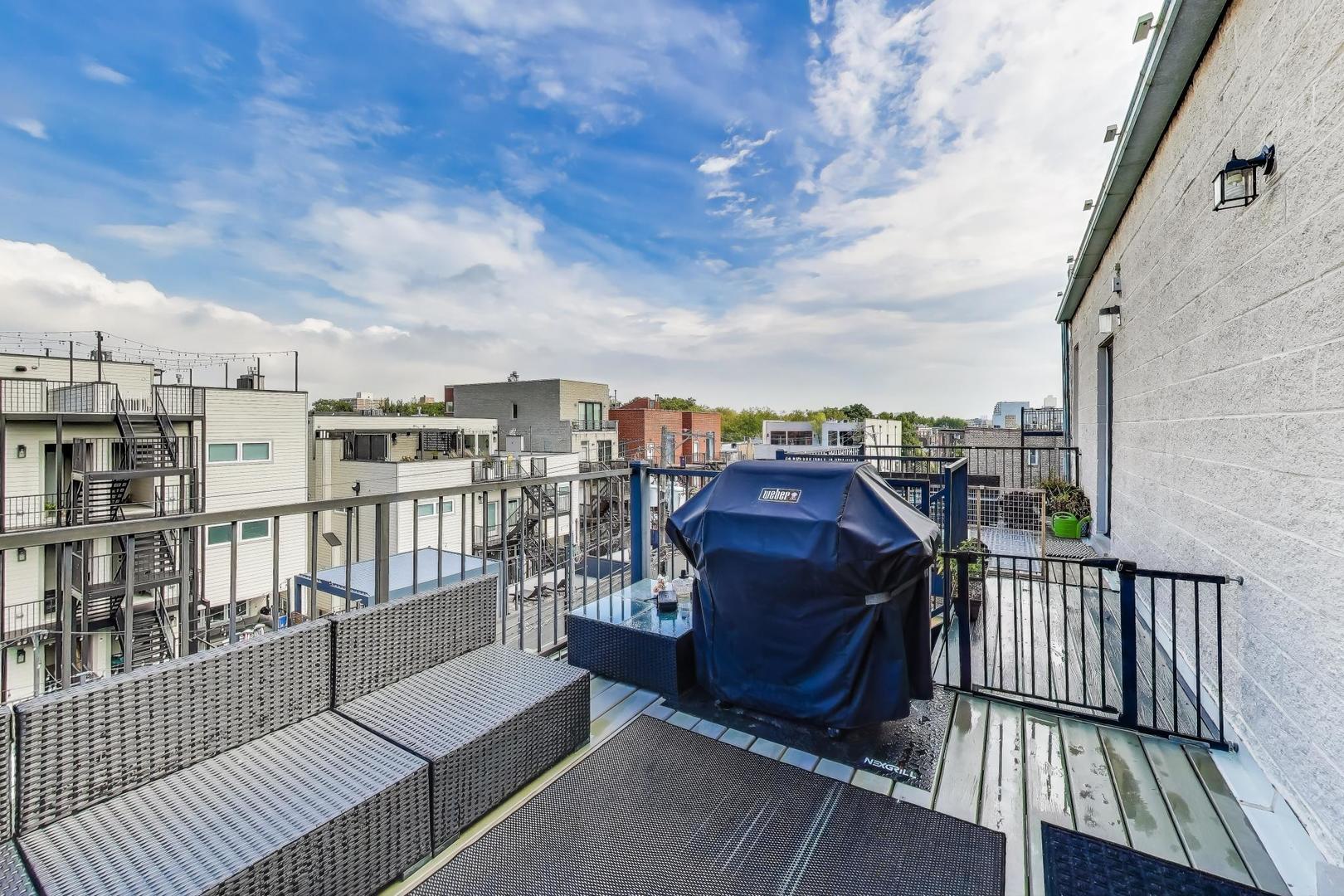 2130 W Division Street Unit: 4W