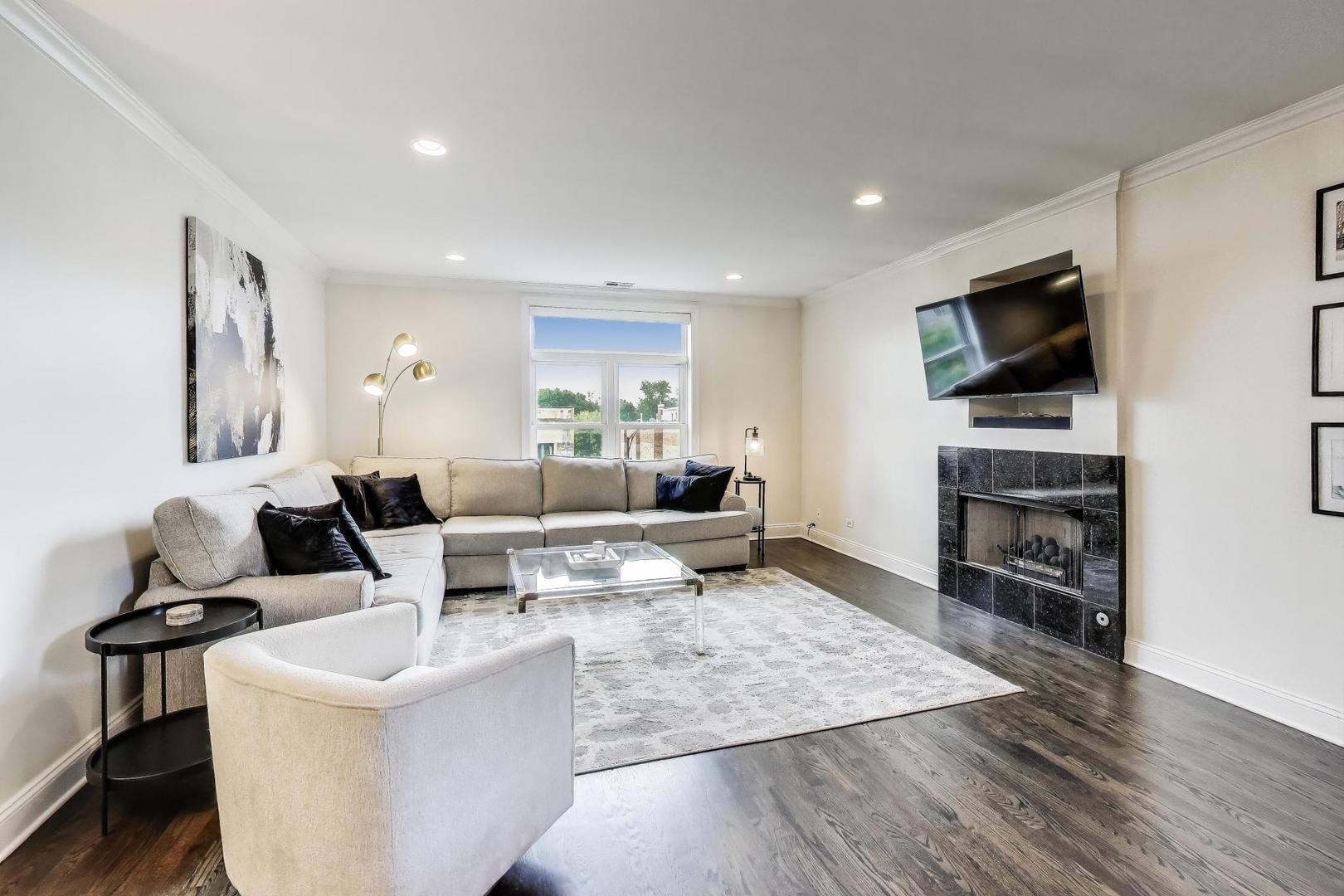 2130 W Division Street Unit: 4W