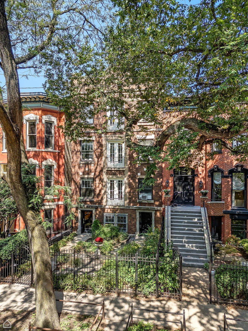 548 W Fullerton Parkway