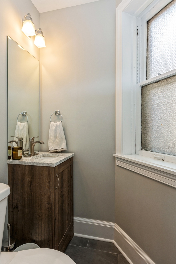 548 W Fullerton Parkway