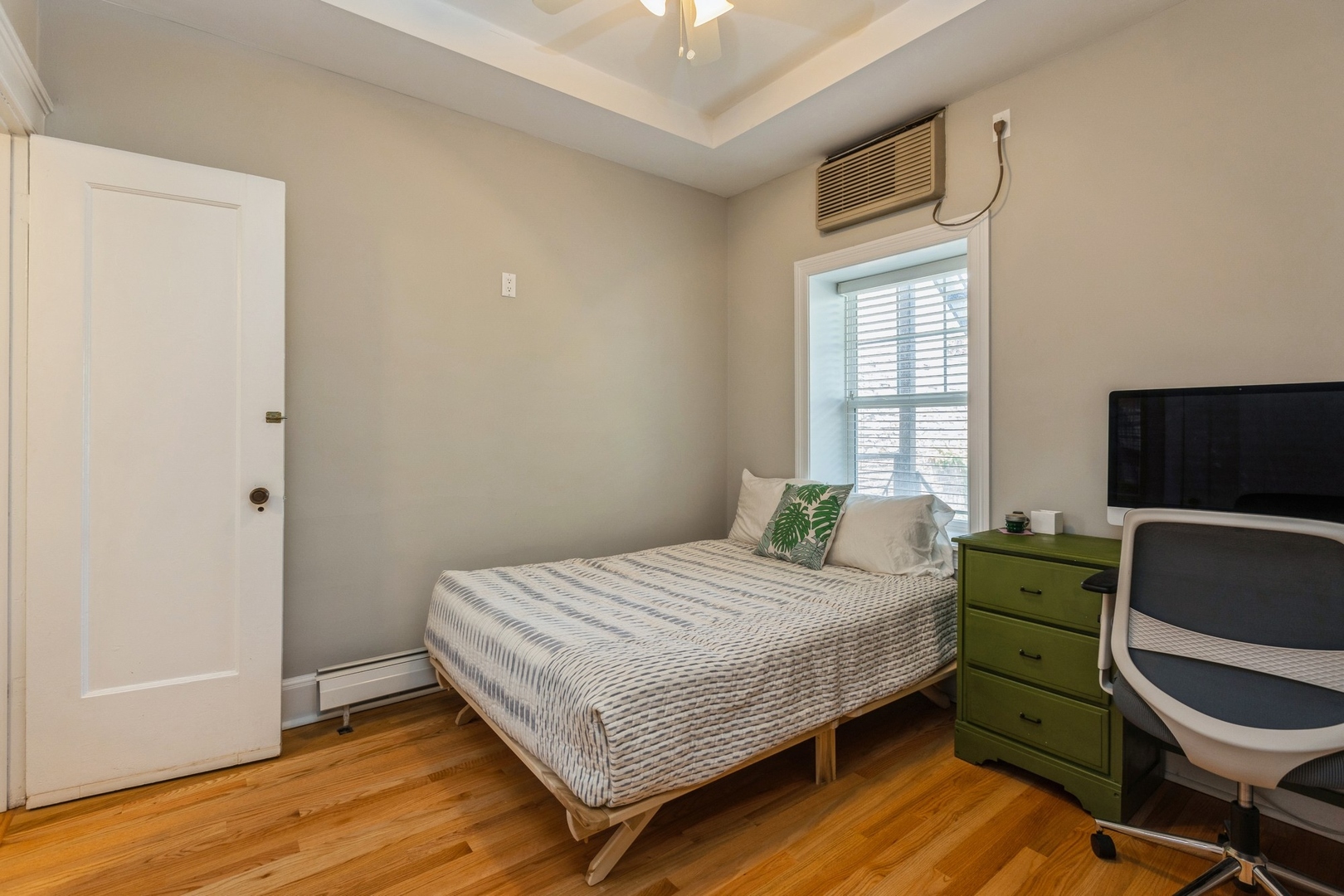 548 W Fullerton Parkway