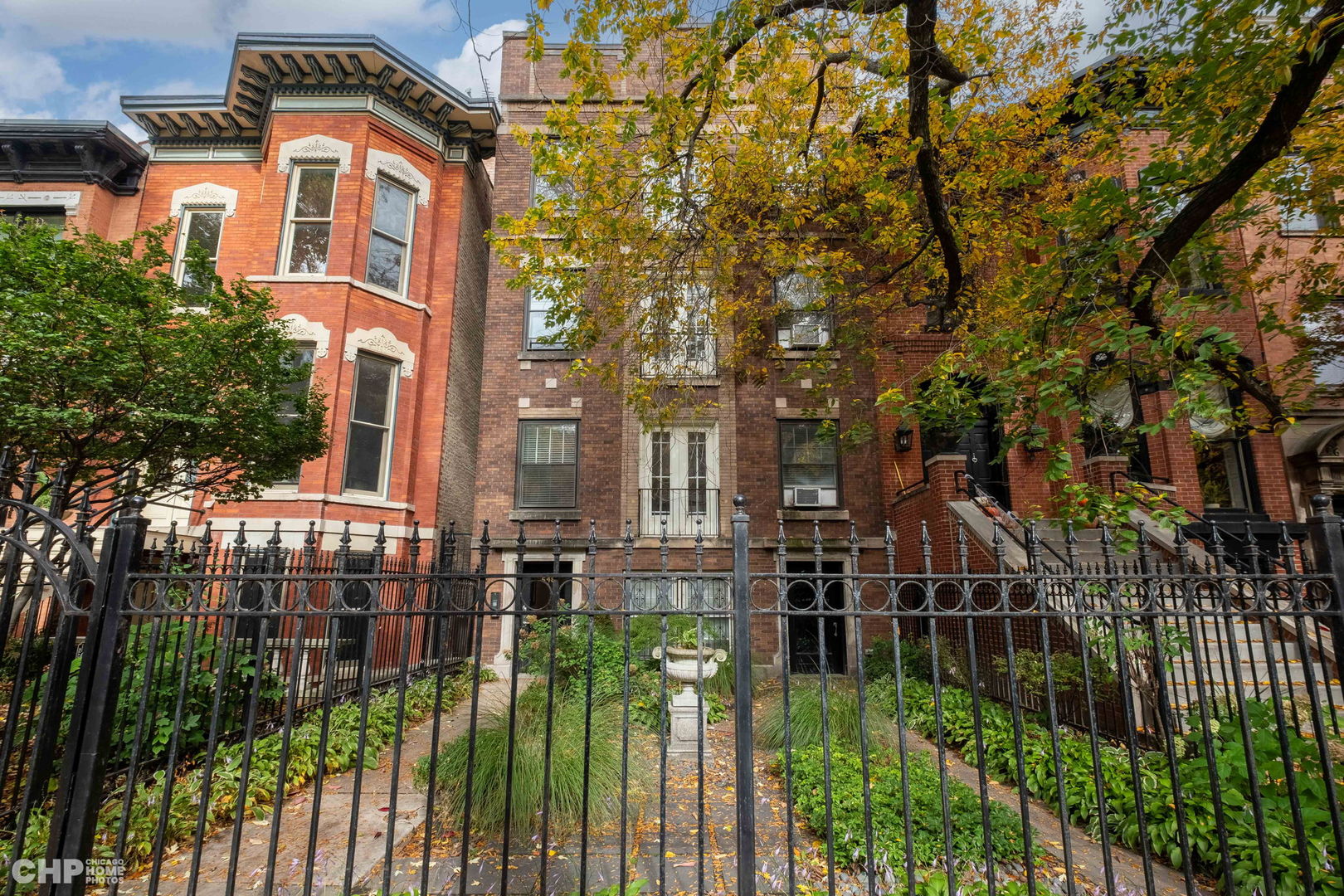 548 W Fullerton Parkway