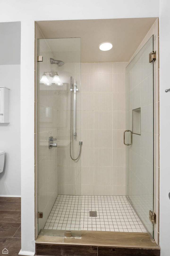 3057 N Clifton Avenue Unit: 2