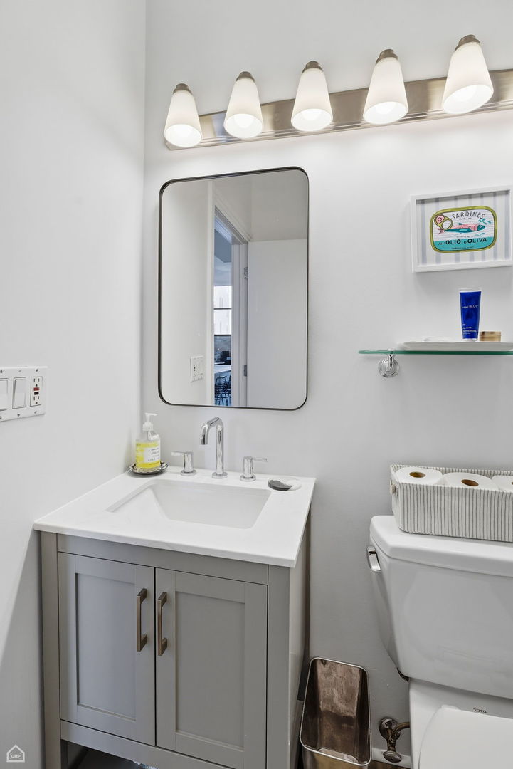 3057 N Clifton Avenue Unit: 2