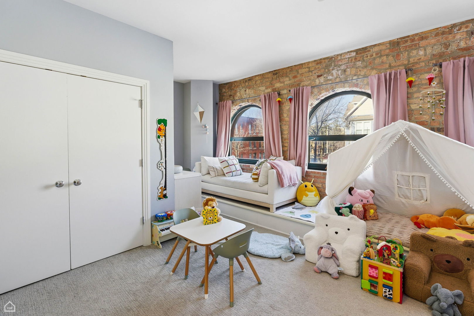 3057 N Clifton Avenue Unit: 2