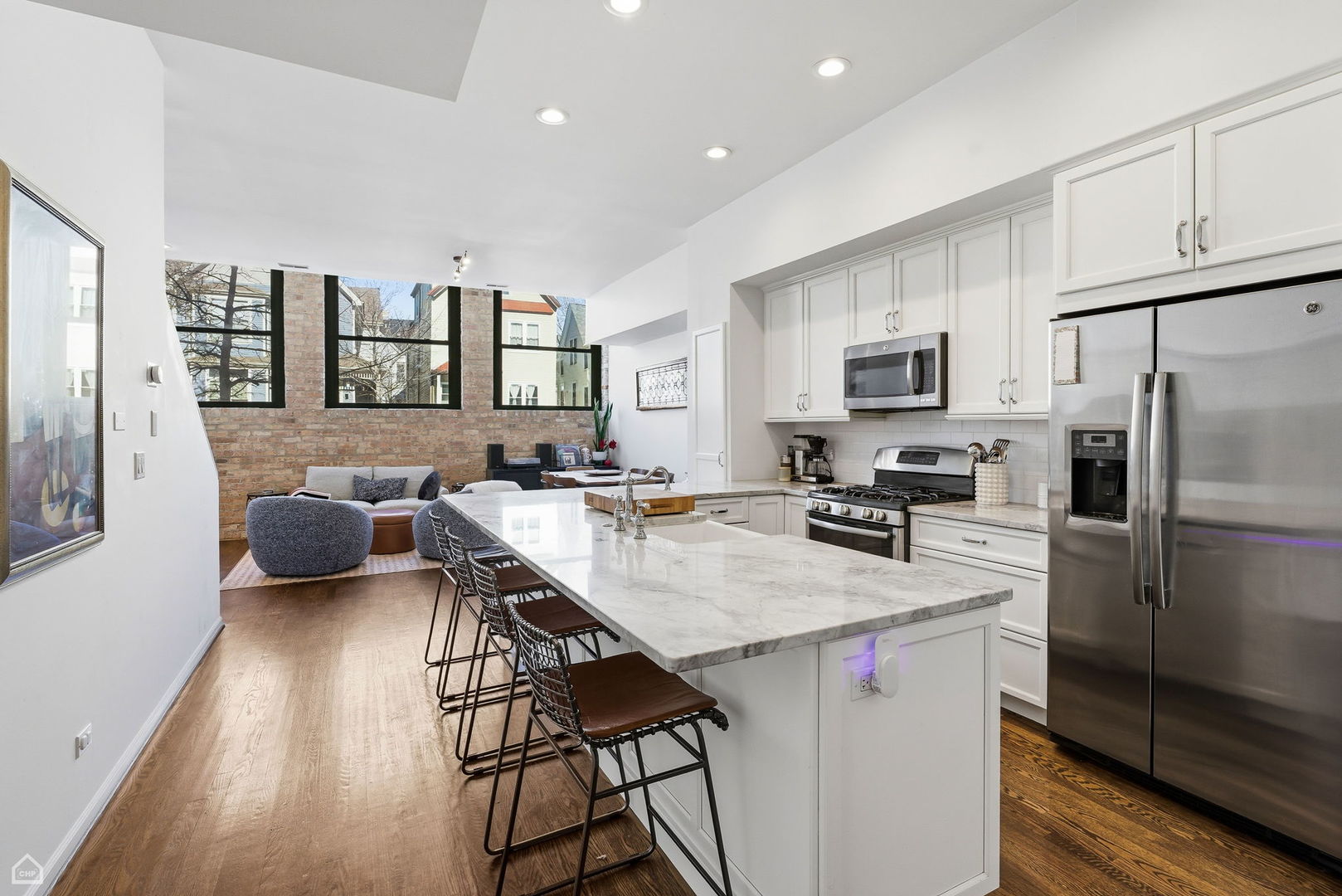 3057 N Clifton Avenue Unit: 2