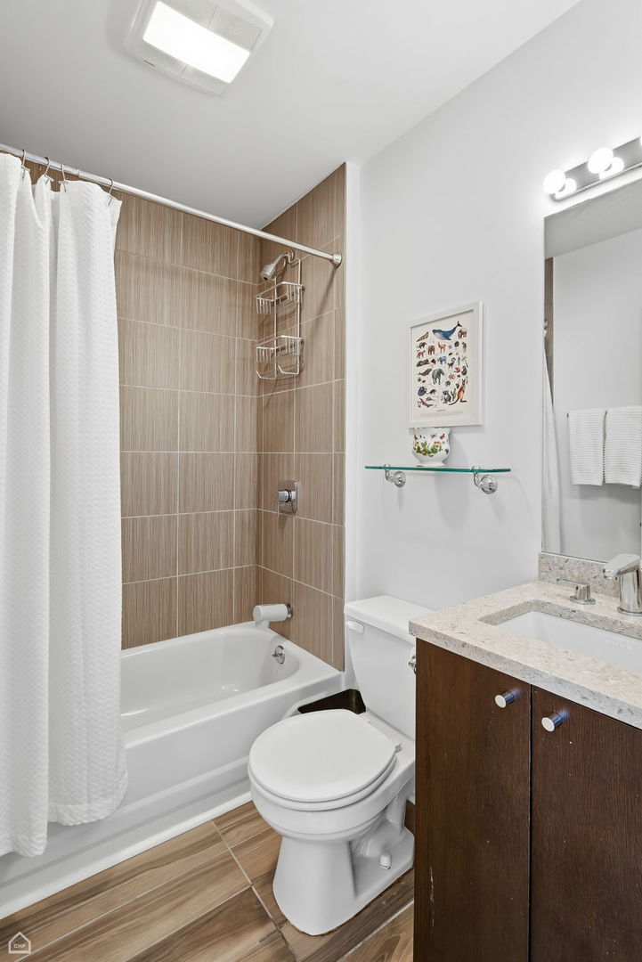 3057 N Clifton Avenue Unit: 2