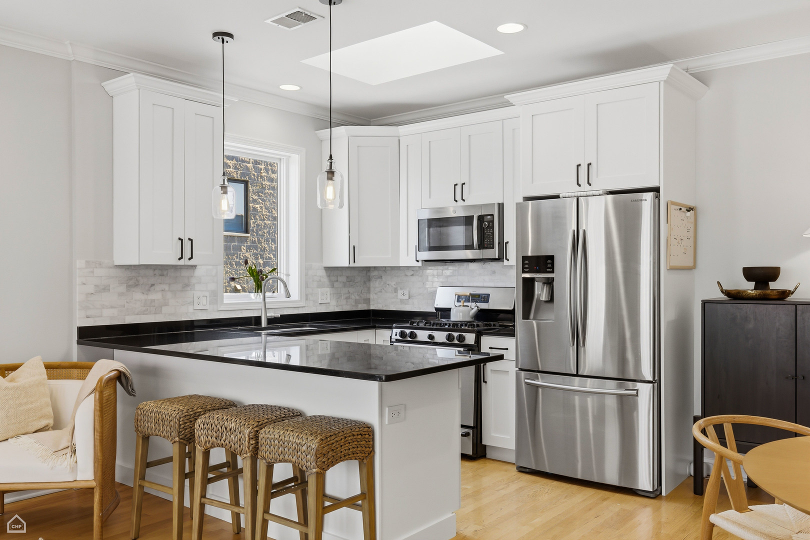 923 W ALTGELD Street Unit: 4