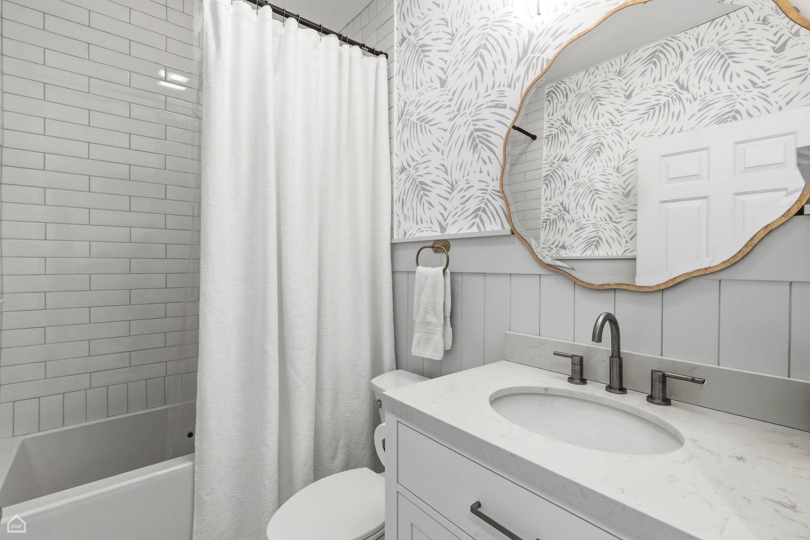 923 W ALTGELD Street Unit: 4