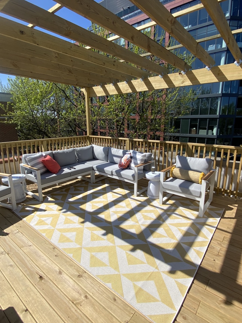 923 W ALTGELD Street Unit: 4