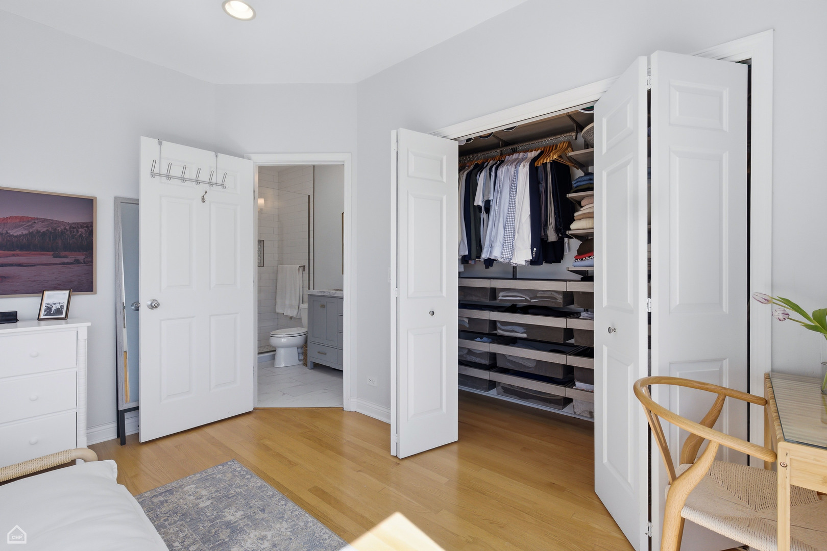 923 W ALTGELD Street Unit: 4