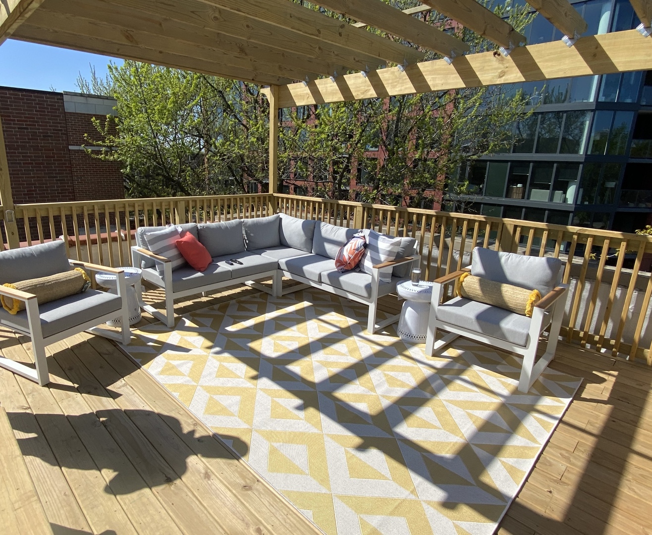 923 W ALTGELD Street Unit: 4