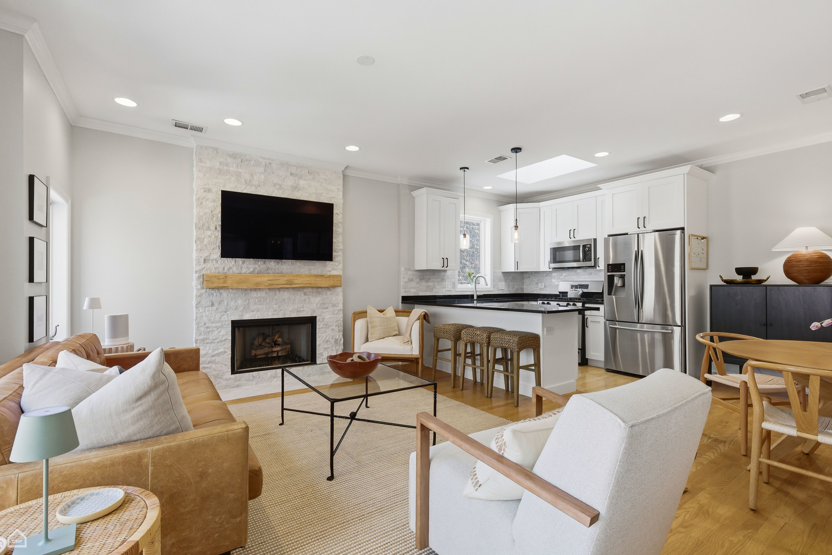 923 W ALTGELD Street Unit: 4