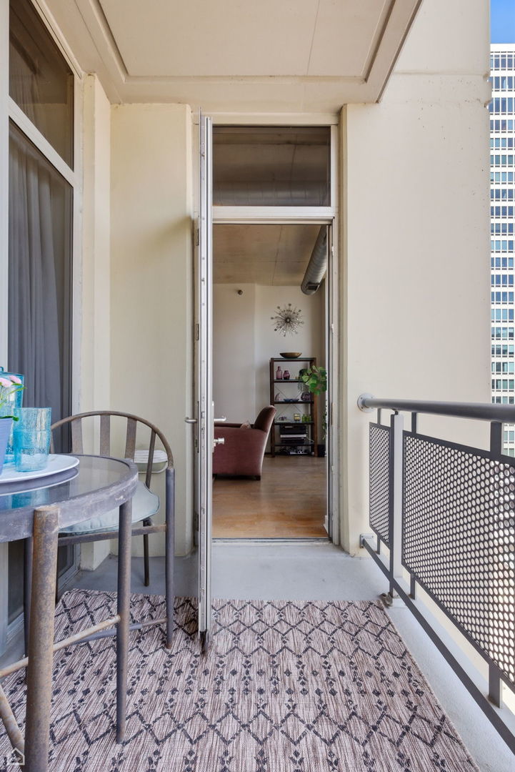 720 N Larrabee Street Unit: 1206