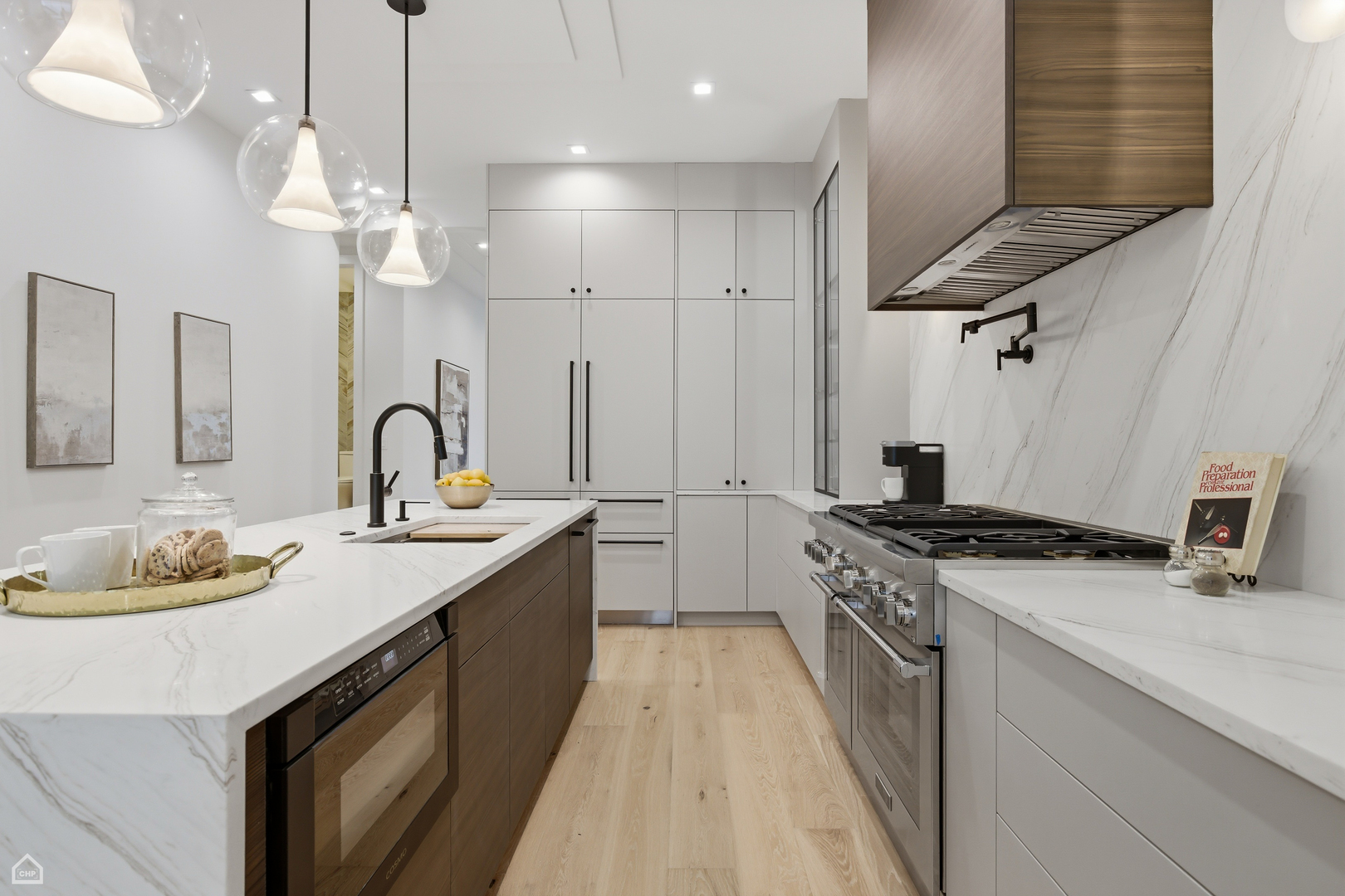 2156 N CLAREMONT Street