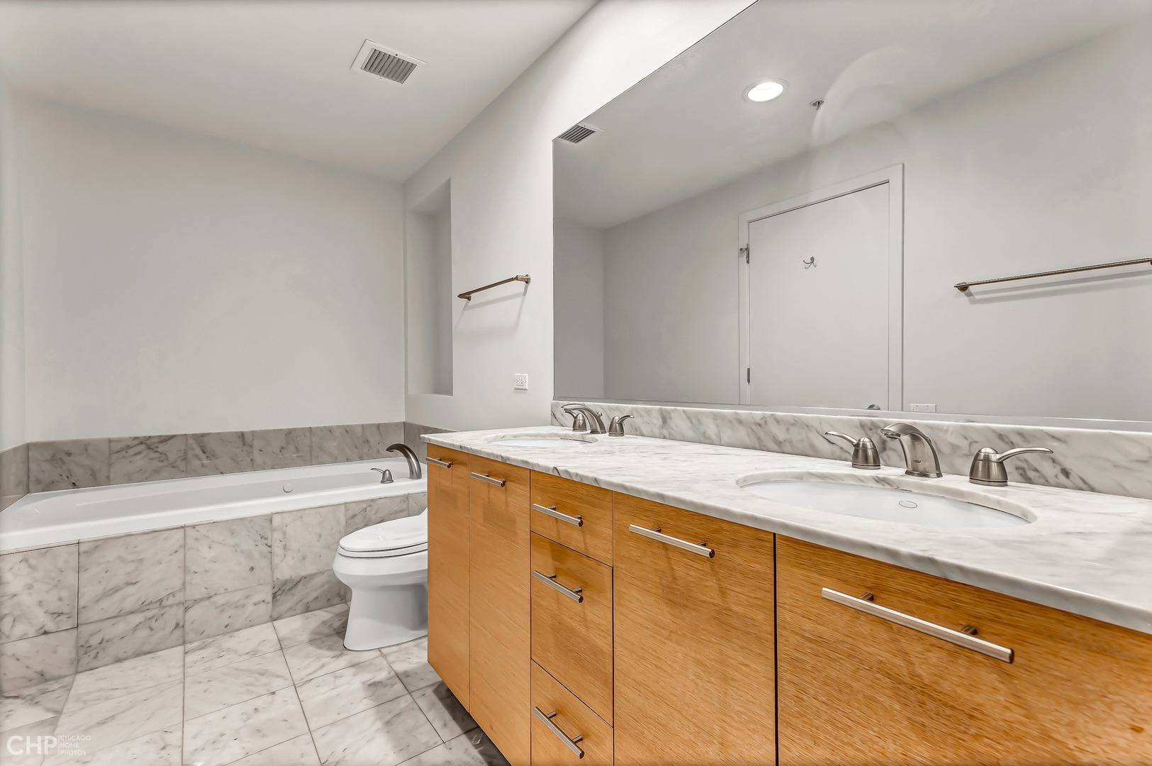 240 E Illinois Street Unit: 1001