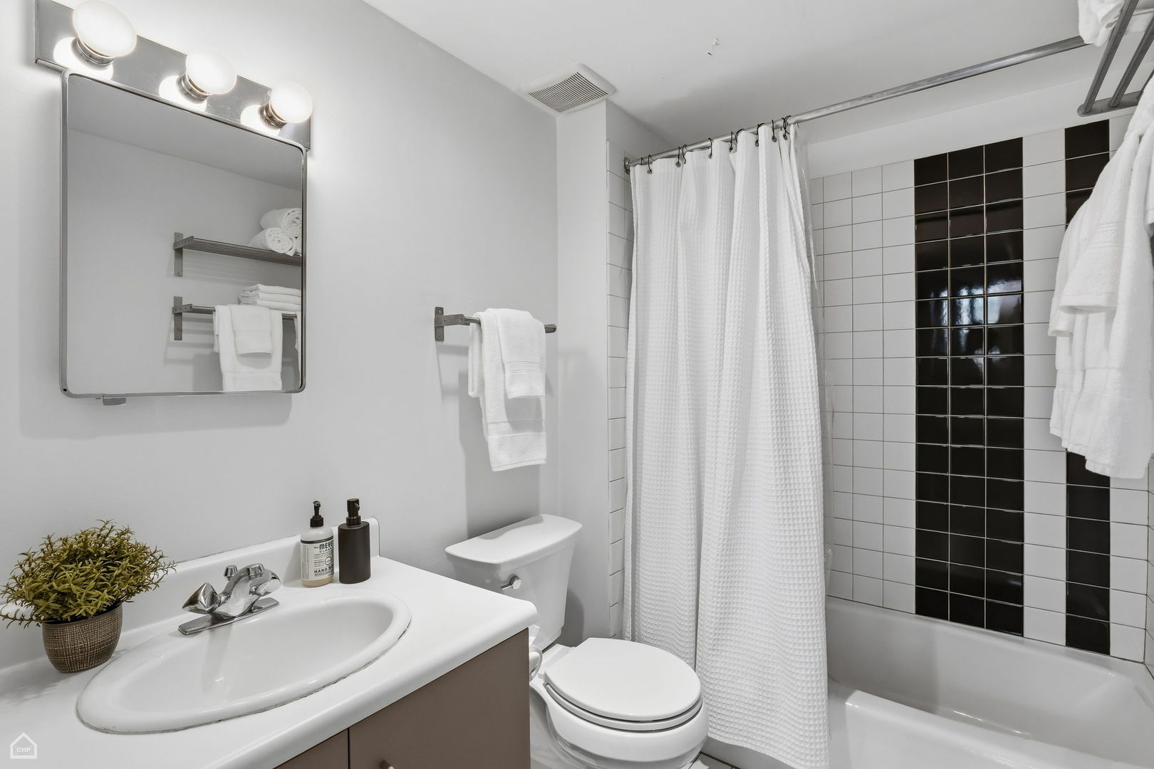 835 N Wood Street Unit: 103-203