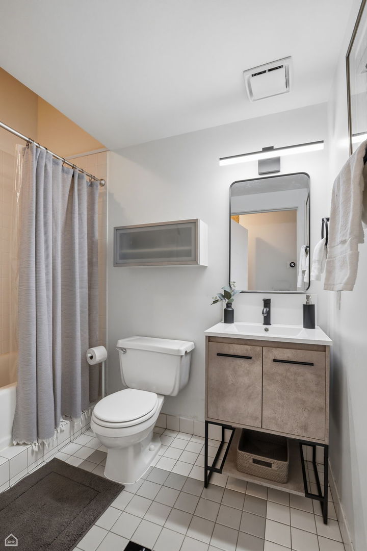 835 N Wood Street Unit: 103-203