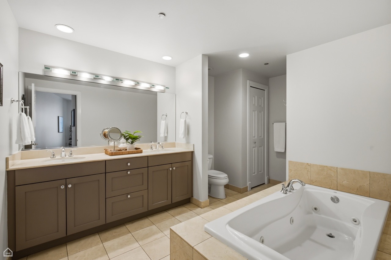 333 N Canal Street Unit: 3003