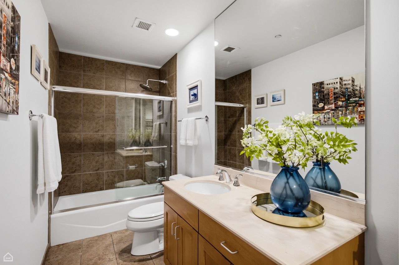 333 N Canal Street Unit: 3003