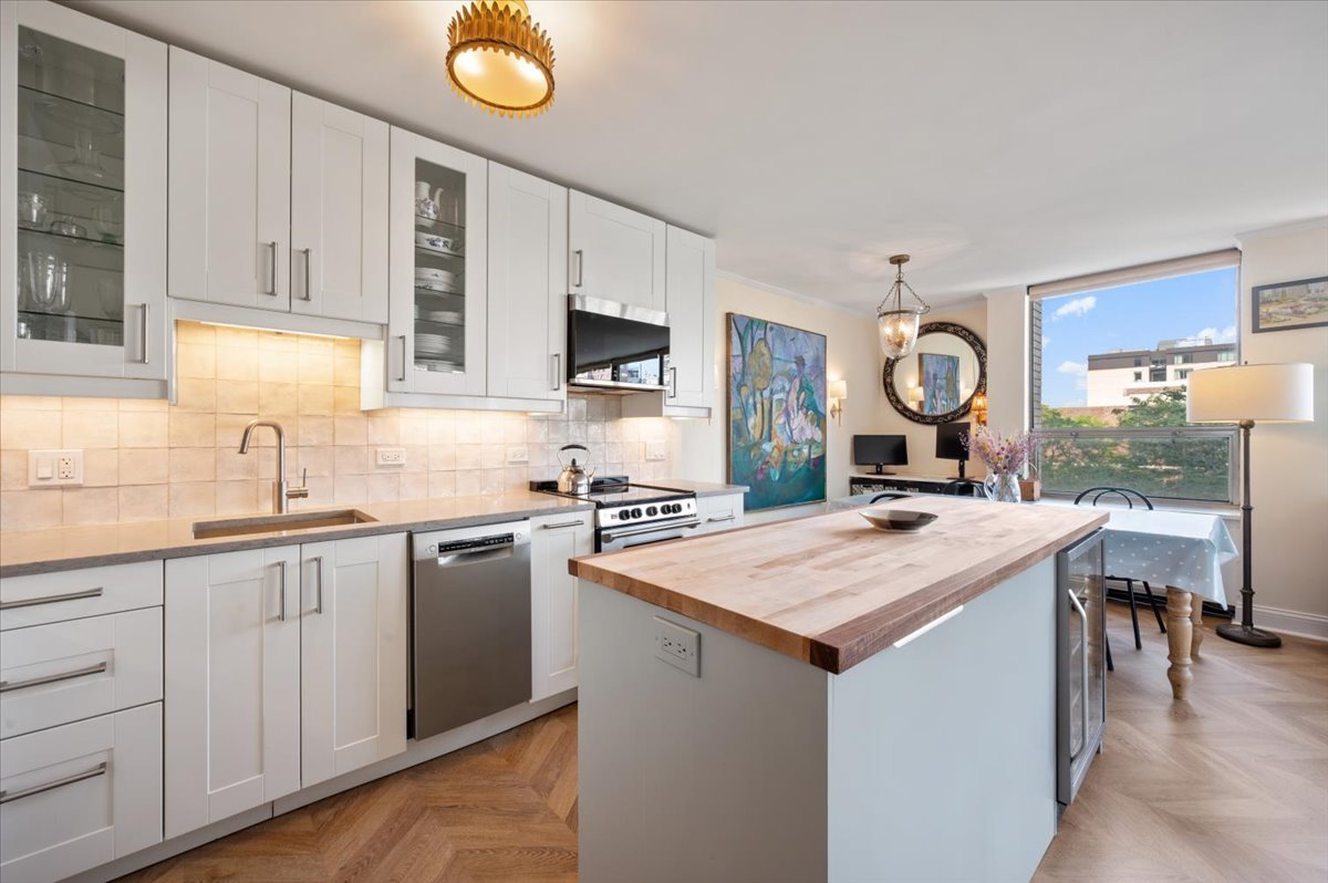 1455 N Sandburg Terrace Unit: 508