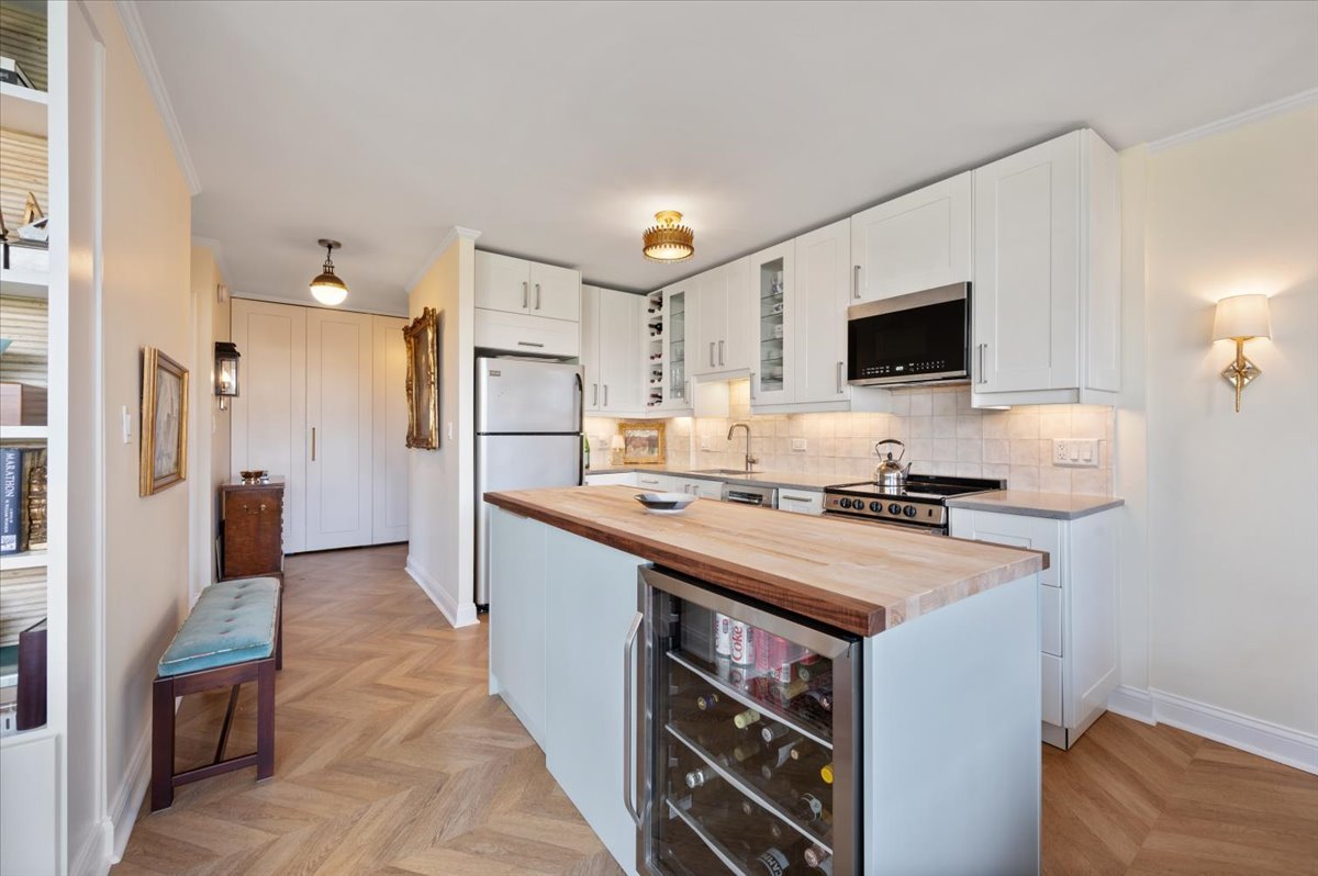 1455 N Sandburg Terrace Unit: 508