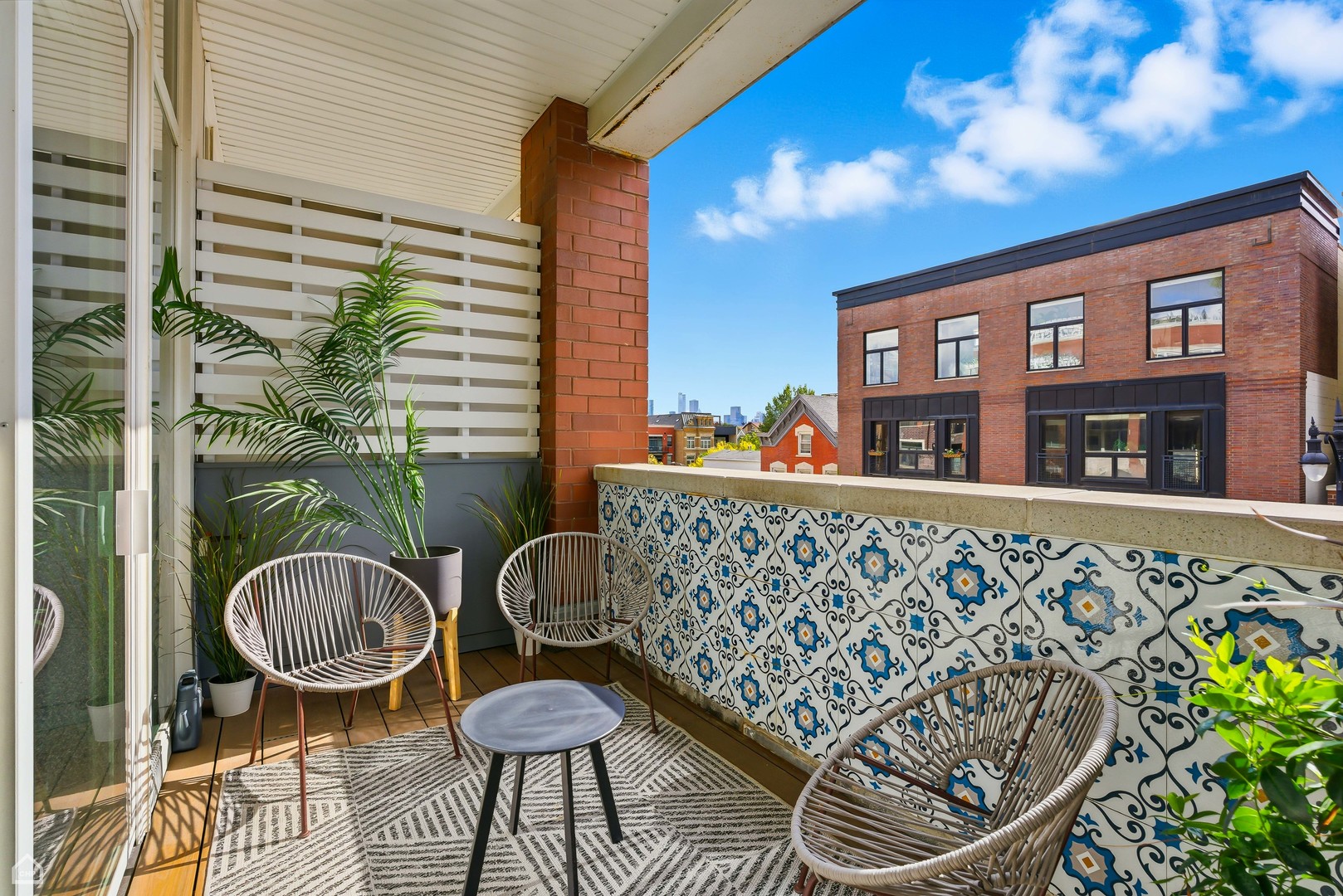 1611 N Hermitage Avenue Unit: 303