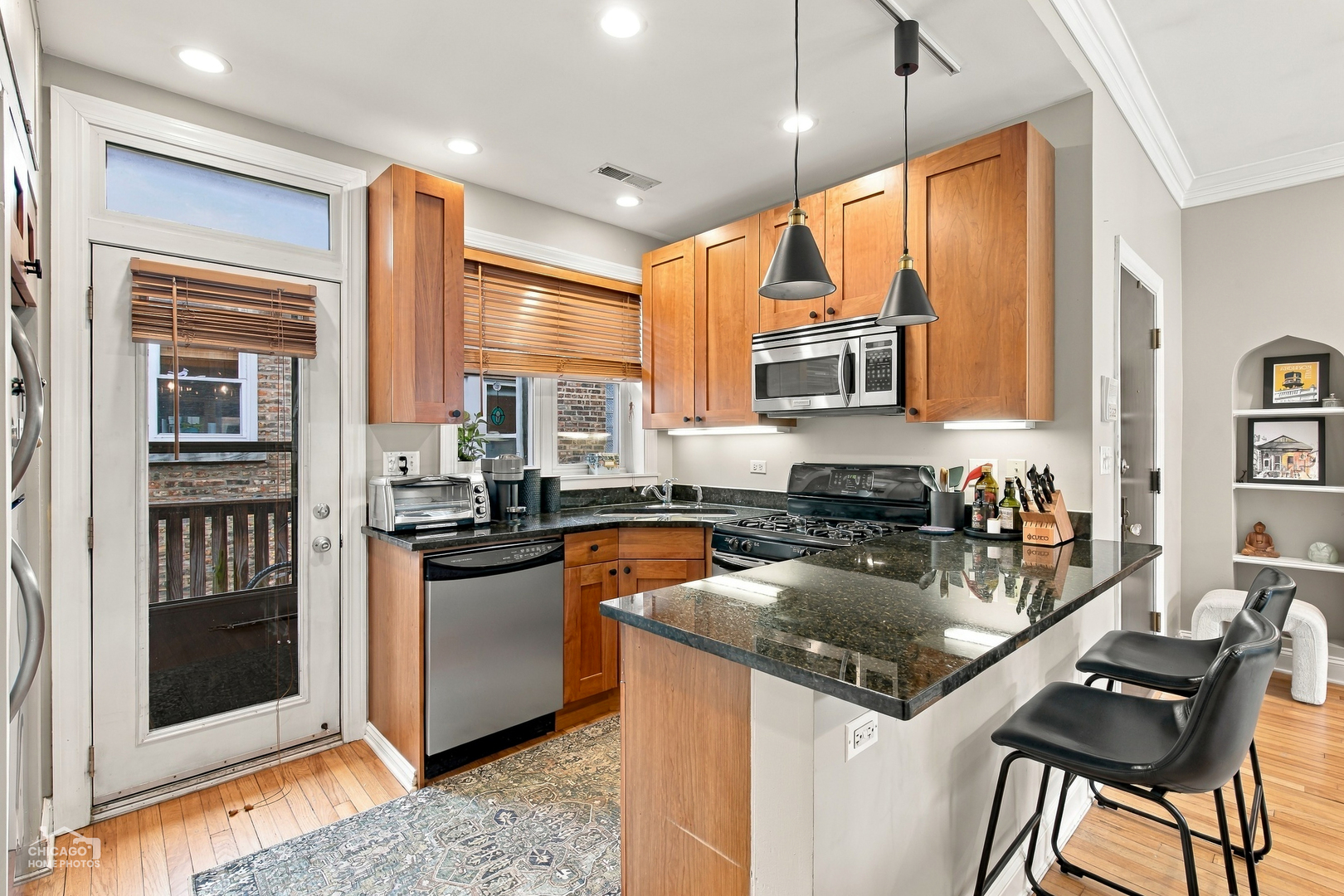 1258 W WINONA Street Unit: 4B