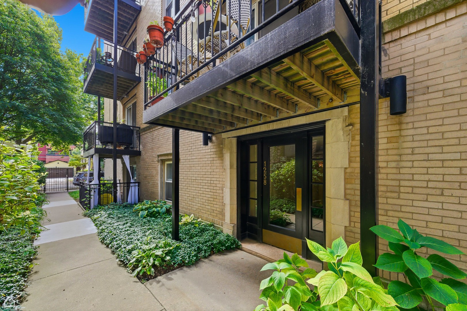 1258 W WINONA Street Unit: 4B